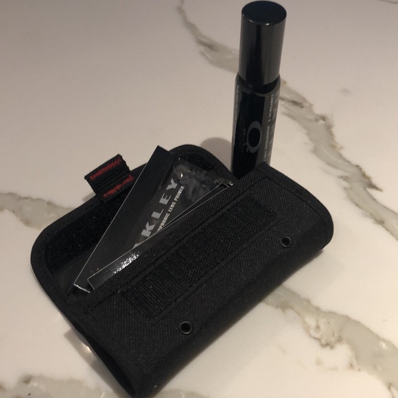 Oakley lens cleaner case. New - Picture 2 of 4